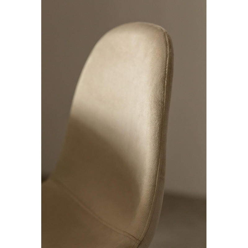 Chaise Scandi assise rembourree, pieds noirs